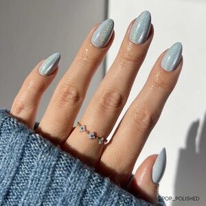 Glamnetic press on nails Frozen short Almond